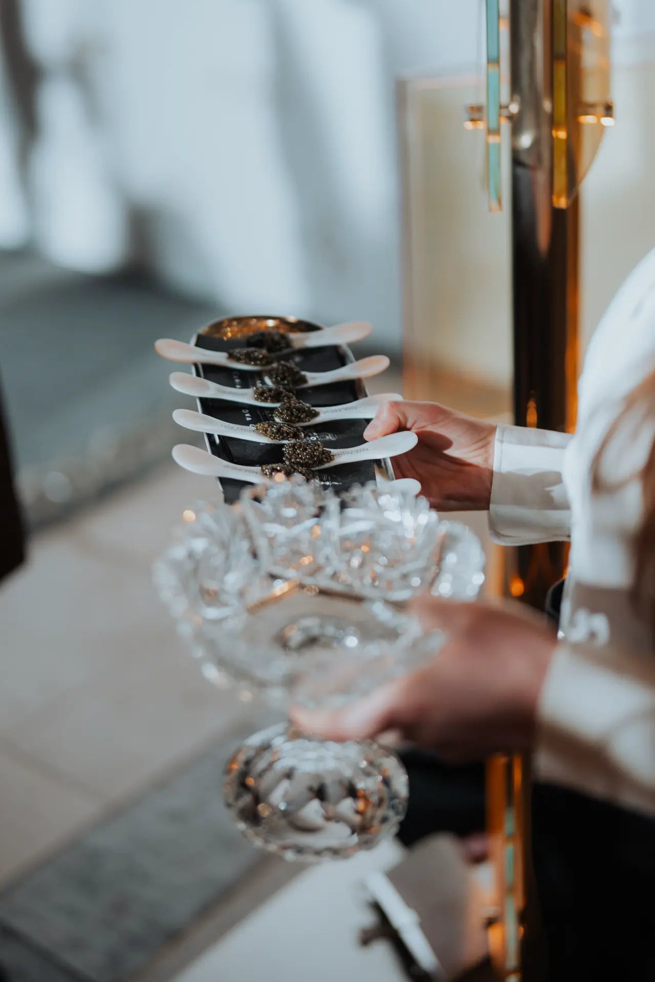 Serveuse proposant une dégustation de Caviar