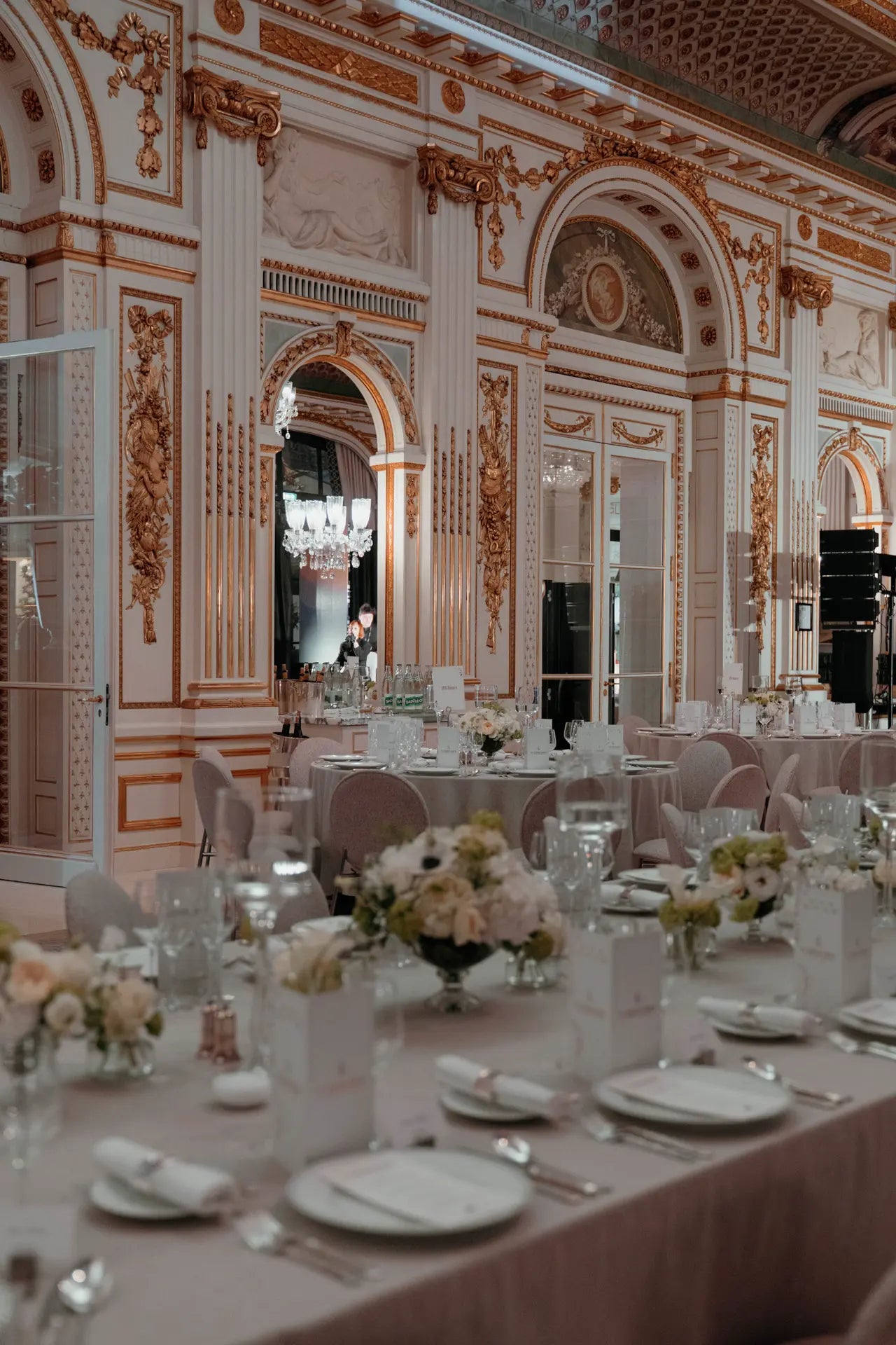 Vue de la salle du Peninsula avant la cérémonie des Trophées Madame. Tables dressées, dorures au mur et au plafond.