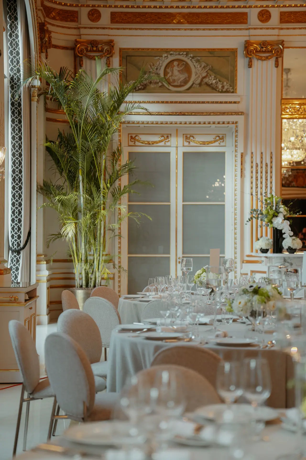 Vue de la salle du Peninsula avant la cérémonie. Tables dressées, dorures au mur et au plafond, plantes élégantes.