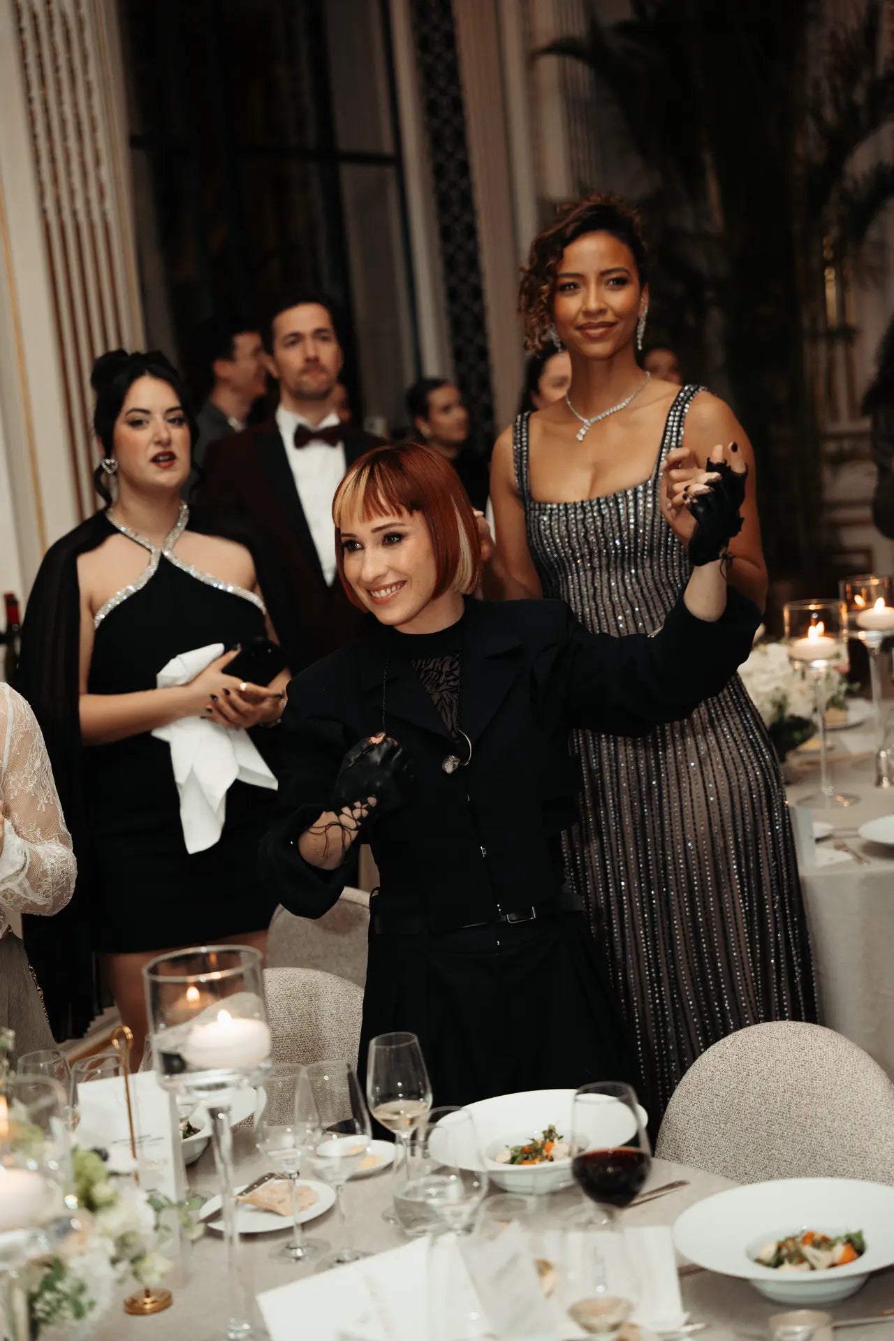 Suzane danse autour d'une table lors des Trophées Madame 2026
