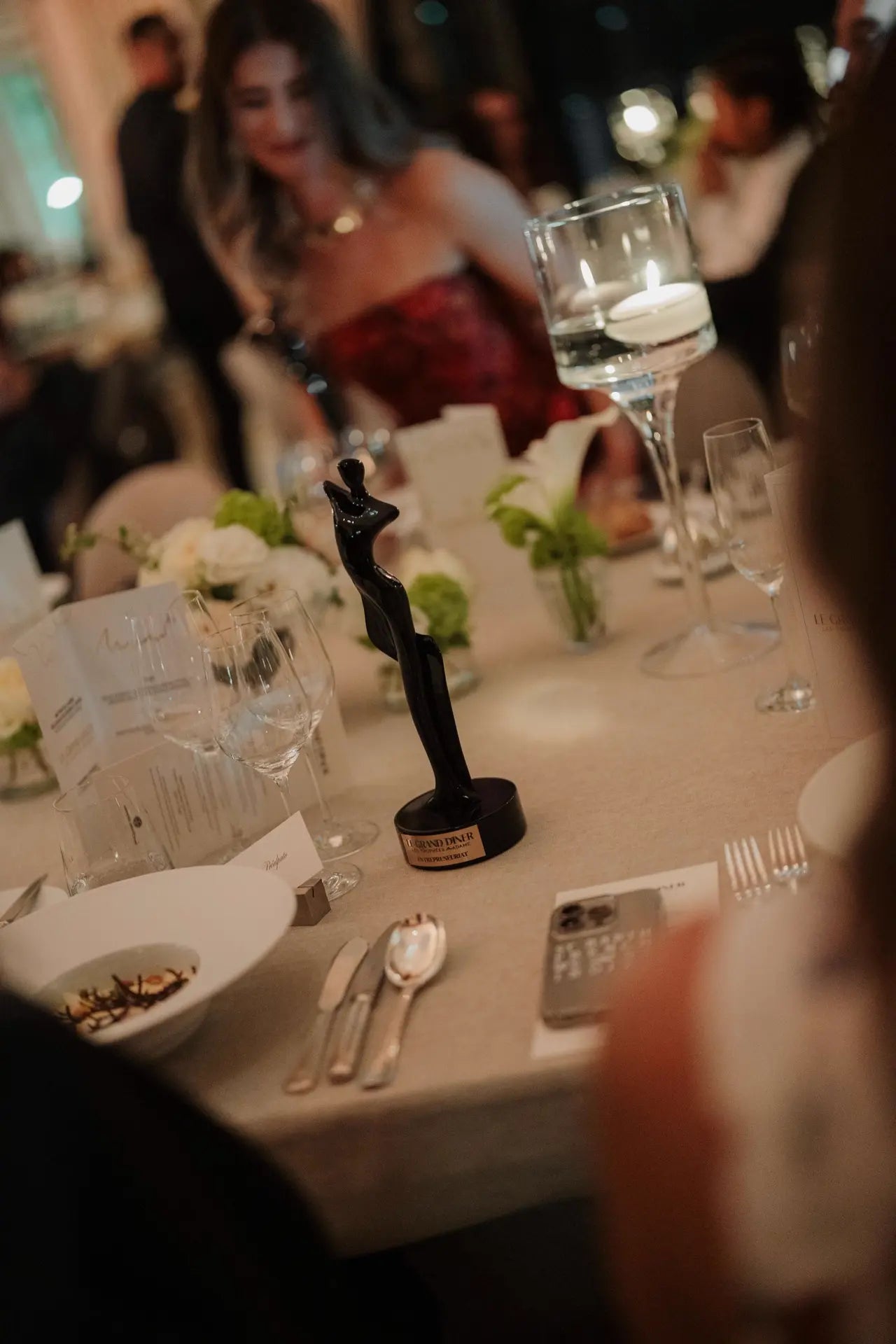 Trophée posé sur la table du Grand Dîner